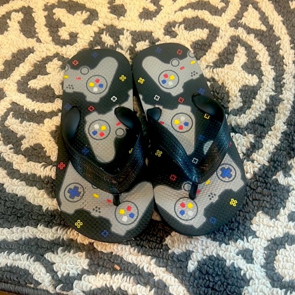 Boys flip flops